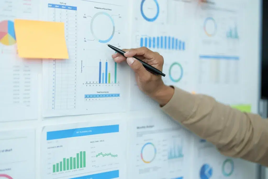 asian-economist-business-expert-teaches-business-investment-financial-planning-cope-with-startup-risks-motivate-new-entrepreneurs-sme-concepts