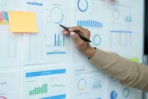 asian-economist-business-expert-teaches-business-investment-financial-planning-cope-with-startup-risks-motivate-new-entrepreneurs-sme-concepts